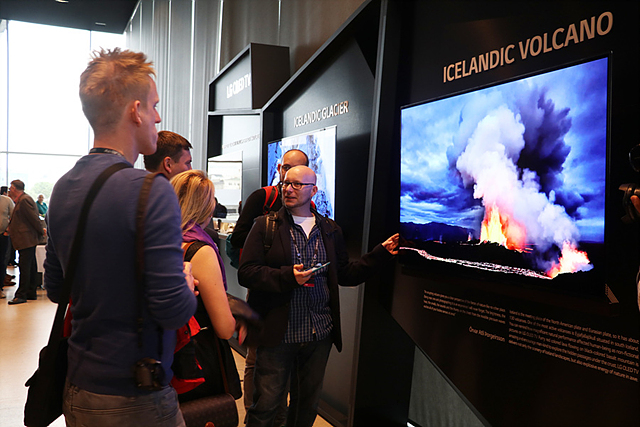 사진전 관람객들이 LG 올레드 TV를 통해 아이슬란드 대자연의 모습을 보고 있습니다.