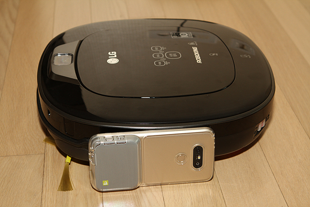 LG 로봇청소기 로보킹의 높이를 G5의 높이와 비교하여 보여주는 사진이다.