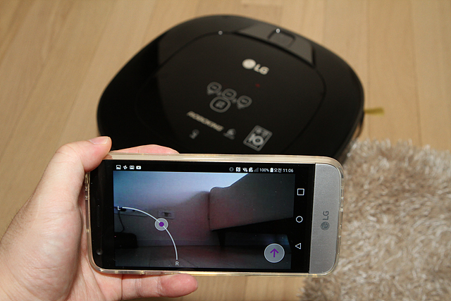 Smart ThinQ 어플리케이션으로 LG 로봇청소기 로보킹을 제어할 수 있습니다.