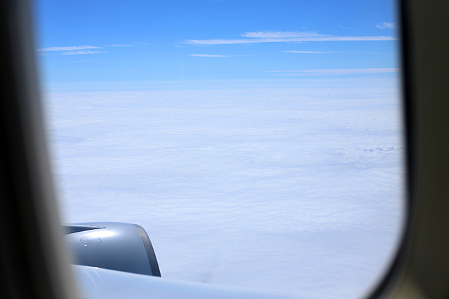 비행기 창문 밖 하늘을 촬영한 사진입니다.