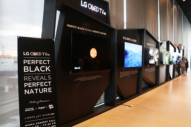 LG OLED TV와 함께 X배너가 세워져 있습니다.