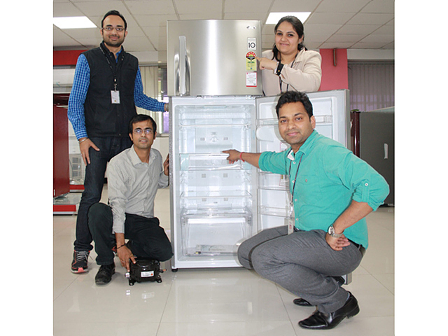 인도 직원이 냉장고를 가리키는 모습 