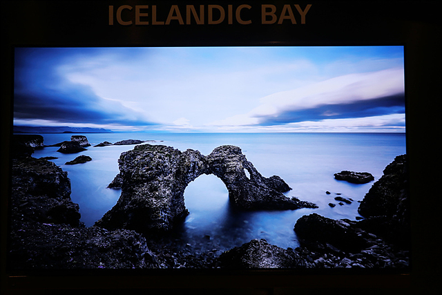 이번 사진전에서는 LG 시그니처 올레드 TV를 통해 아이슬란드 사진을 볼 수 있습니다.