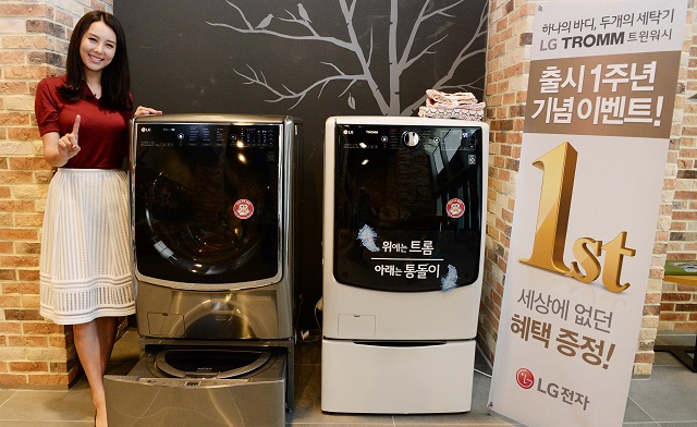 서울 영등포구 여의대로에 위차한 LG 트윈타워에서 모델이 출시 1주년을 맞은 트윈워시 주요 제품을 소개하고 있다. 