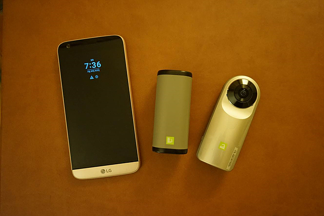 LG G5, LG 360 캠, LG 액션캠 LTE가 함께 진열된 모습 