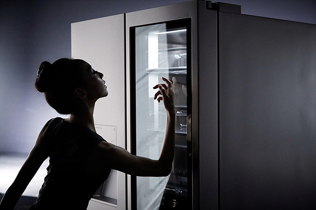 김슬기씨가 LG 시그니처 냉장고에 노크온 하는 모습