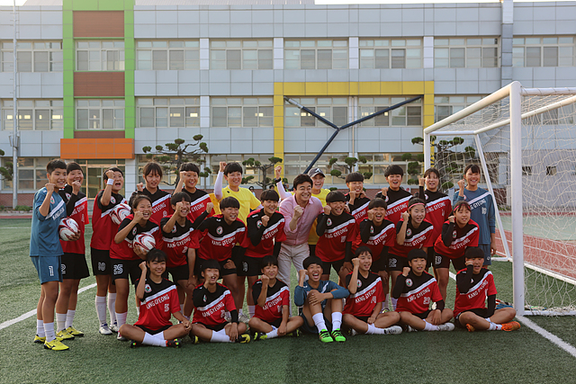 논산 강경여자중학교 축구부와 백종원씨의 기념 단체사진 (야외컷)