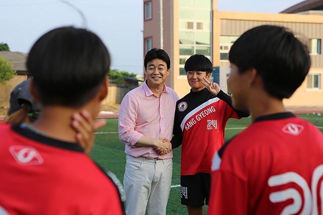 깜짝 방문한 백종원씨와 강경여자중학교 축구부 학생들이 기념사진 촬영하고 있는 모습