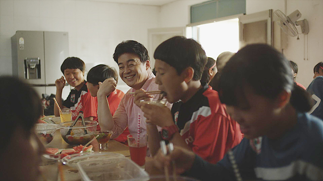 깜짝 방문한 백종원씨와 강경여자중학교 축구부 학생들이 간식 먹고 있는 모습