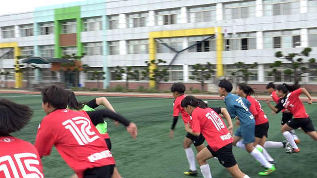 논산 강경여자중학교 축구부 학생들이 달리기 하는 모습 