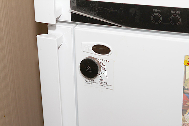 냉장고에 부착된 LG SmartThinQ 센서의 모습입니다.