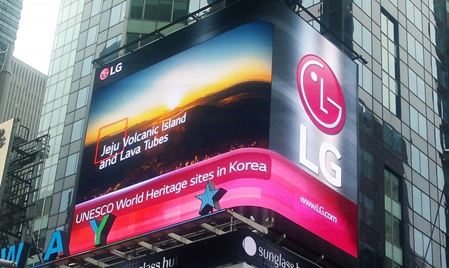 전자가 8월 한 달간 뉴욕 타임스 스퀘어 전광판을 통해 한국의 세계 유산을 소개하는 영상을 상영한다. 지난 1일 뉴욕 타임스 스퀘어 광고판에 우리 문화유산 영상이 상영되고 있다. 