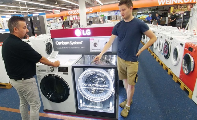 독일 베를린 시내의 가전매장을 찾은 고객들이 저진동, 고효율을 구현한 '센텀 시스템'을 적용한 드럼세탁기를 둘러보고 있다. '센텀 시스템'을 적용한 LG 드럼세탁기, 