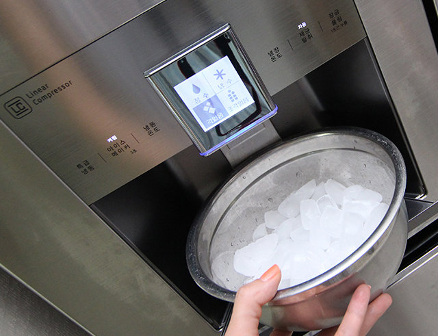 LG 디오스 얼음정수기냉장고에서 얼음을 받고 있는 모습입니다.