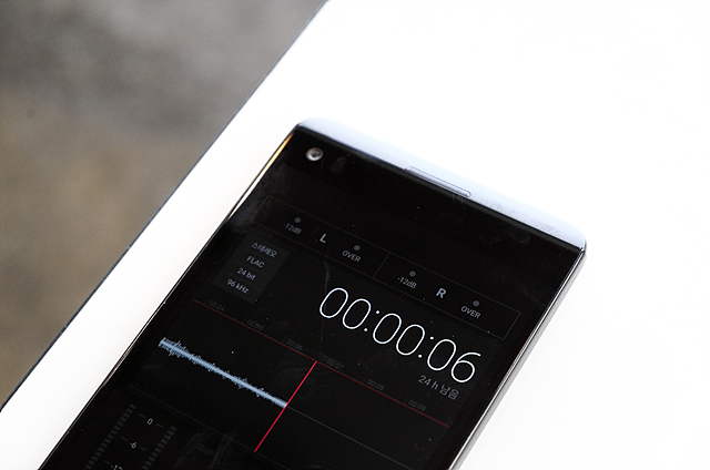 LG V20는 듣는 즐거움을 위해서 ‘고음질 녹음’ 기능도 제공한다. 24bit/192kHz FLAC의 스튜디오급 사운드로 녹음이 가능하여, 중요한 회의(미팅)이나 대화 등 세밀한 소리를 보다 생생한 현장감을 담아 기록할 수 있다.