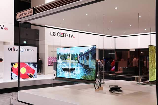 LG 올레드 TV 전시관의 모습입니다.