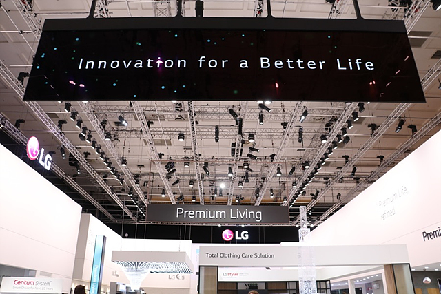 LG 전시관 내 '더 나은 삶은 위한 혁신(Innovation for a Better Life)'이라는 슬로건이 걸려있는 모습입니다.