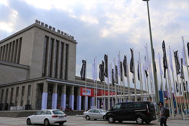 IFA 2016 정문에 설치된 LG 시그니처 깃발 모습 