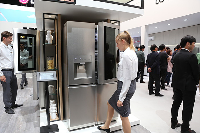 LG 시그니처 냉장고의 노크온 기능을 테스트하는 모습 
