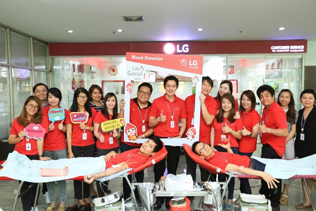 LG전자 태국법인 임직원들이 지난 달 진행된 '라이프스 굿 위드 LG(Life’s Good with LG) 헌혈캠페인'에 참여 후 기념사진을 찍고 있다