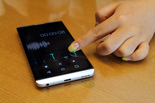 원음에 가까운 사운드 재생이 가능한 LG V20 화면을 손가락으로 터치하는 장면 