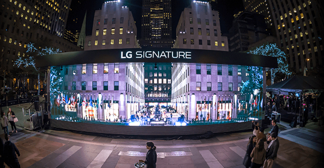 뉴욕 맨해탄의 중심부 록펠러센터에 설치된 LG SIGNATURE 갤러리