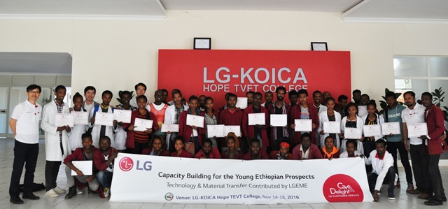 LG전자는 지난 14일부터 21일까지 에티오피아 수도 아디스아바바에 위치한 ‘LG-KOICA 희망직업훈련학교’에서 교사와 학생 200여 명을 대상으로 ‘서비스 명장 기술 특강’을 진행했다. 두바이 서비스법인(LGEME) 소속 류광진 기술명장(왼쪽 첫번째)과 학생들이 특강이 끝난 후 기념촬영을 하고 있다.