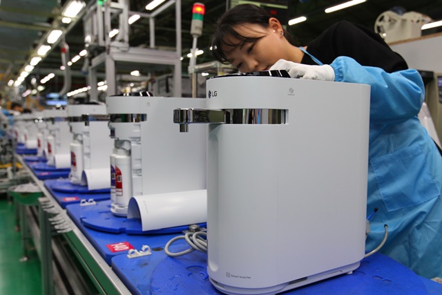 LG전자 직원이 29일 경남 창원시에 위치한 정수기 생산라인에서 퓨리케어 슬림 정수기를 생산하고 있다. 