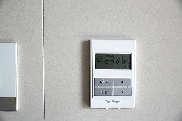 집안 실내 온도를 측정해주는 온도계의 모습