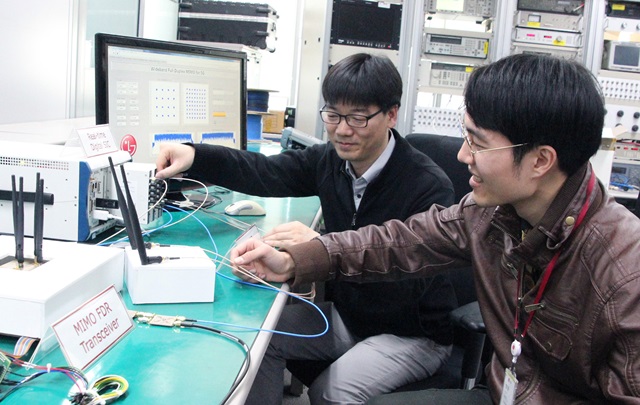 지난달 29일 LG전자 서초 R&D 캠퍼스에서 LG전자 연구원과 연세대학교  연구원이 80MHz 대역폭의 광대역 다중안테나(MIMO, Multiple Input Multiple Output) 기반 ‘FDR’ 통신기술을 시연하고 있다. 