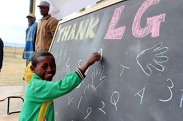 에티오피아 희망마을 친구가 Thank LG라고 칠판에 쓰고 있는 모습 