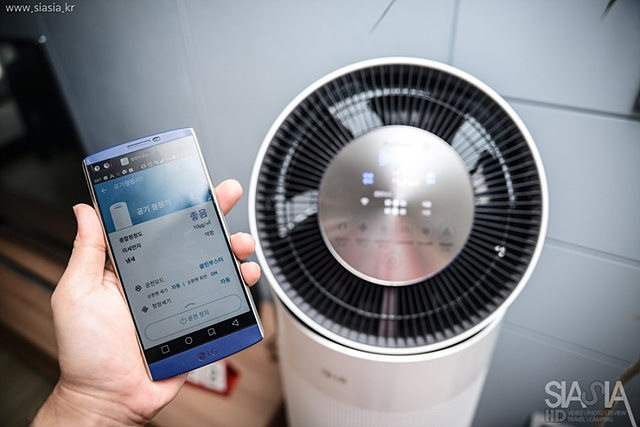 LG의 가전 IOT 앱 중 하나인 스마트 싱크(Smart ThinQ)를 사용한다면 더 다양한 기능을 사용할 수 있으며, 집 밖에서도 혹은 여름철에는 LG 에어컨과 동시 사용하는 등의 기능도 지원하고 있습니다.