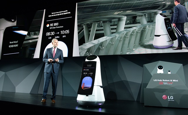 LG전자가 4일(현지시각) 미국 라스베이거스 만달레이베이호텔에서 개최한 글로벌 프레스 컨퍼런스에서 미국법인 마케팅총괄 데이비드 반더월 부사장이 로봇 제품들을 최초로 공개했다.