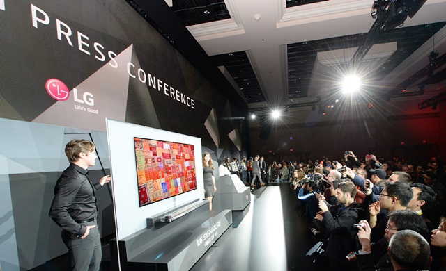 LG전자가 4일(현지시각) 미국 라스베이거스 만달레이베이호텔에서 개최한 글로벌 프레스 컨퍼런스에서 미국법인 마케팅총괄 데이비드 반더월 부사장이 'LG 시그니처 올레드 TV W'를 소개하고 있다.