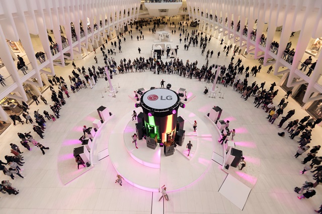 LG전자가 현지시간 7일 미국 뉴욕의 월드트레이드센터 역(驛)에 위치한 대형 쇼핑몰 ‘오큘러스(Oculus)’에서 ‘노크온 매직스페이스’ 냉장고를 활용한 음악과 화려한 영상, 열정적인 춤이 어우러진 깜짝 이벤트를 진행했다. '오큘러스'를 찾은 방문객들이 LG전자의 이벤트를 관람하고 있다. 