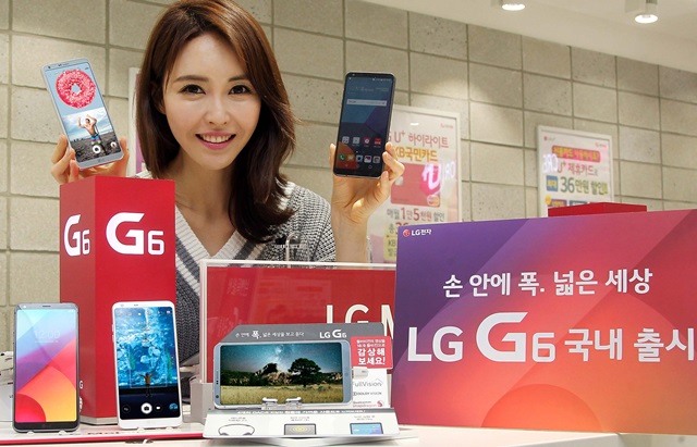 LG전자가 10일 전략 프리미엄 스마트폰 LG G6를 국내 이동통신 3사를 통해 출시한다. 출고가는 899,800원으로 LG G6에 한국 소비자들의 눈높이에 맞춘 특화기능을 탑재해 국내 프리미엄 시장을 선도해 나간다는 계획이다. 9일 모델이 남대문 이동통신사 매장에서 LG G6를 소개하고 있다. 