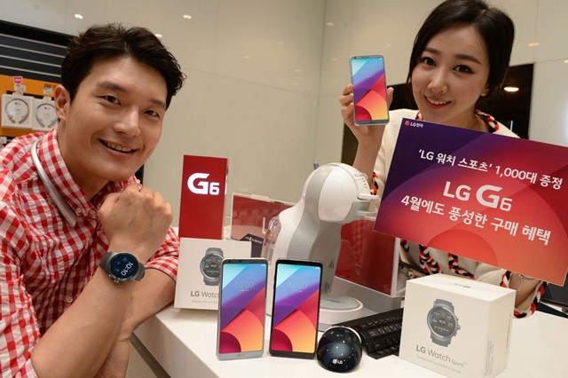 LG전자가 4월에도 최신 스마트워치 1,000대를 증정하는 등 LG G6 구매 고객을 위한 풍성한 혜택을 제공한다. LG전자는 4월 1일부터 31일까지 한 달 간 LG G6 구입 고객 중 추첨을 통해 총 1,000명에게 45만 원 상당의 ‘LG 워치 스포츠’를 증정한다. LG전자는 최대 20만 원 상당의 사은품을 5,000원에 구입할 수 있는 프로모션도 4월 말까지 계속 진행한다. 