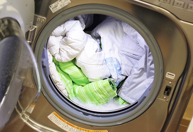 'LG 트롬 세탁기'로 겨울 패딩 세탁하는 모습