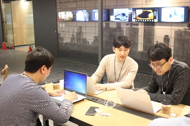 LG전자 한국영업본부 직원들이 서울 중구 후암동에 있는 'LG 서울역 빌딩' 내 '현장 중심'의 영업직군 특성을 고려한 맞춤형 공간에서 업무를 하고 있다. 