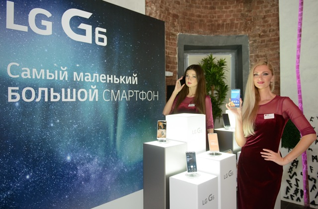 LG전자는 17일 러시아와 CIS 지역에 출시한다. 이 지역을 아우르는 6대 유통사의 온•오프라인 매장에 모두 LG G6를 공급한다. LG G6는 현지 유력 IT 전문매체 ‘4PDA.RU’로부터 ‘최우수 디자인 제품(Best Look)’으로 선정되는 등 현지의 호평을 받고 있다. 최근 출시를 앞두고 열린 LG G6 공개 행사에서 모델들이 LG G6를 소개하고 있다. 