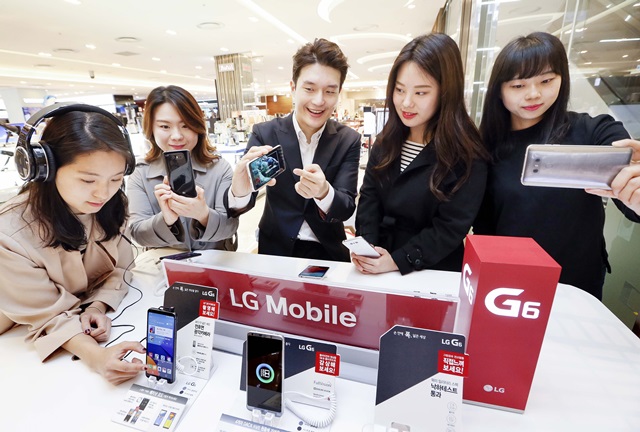 LG전자는 5월 7일까지 전국 16개 백화점 가전매장에 LG G6 체험존을 설치, 운영하는 프리미엄 마케팅을 실시한다. LG전자 직원이 백화점 체험존을 방문한 소비자들에게 한 손으로 다루기 쉬운 크기와 그립감을 유지하면서 화면은 키운 풀비전 디스플레이를 소개하고 있다.