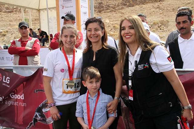 사진2_HRH Princess Dana Firas and with 2 children Princess Haya and Prince Hashem Bin Firas