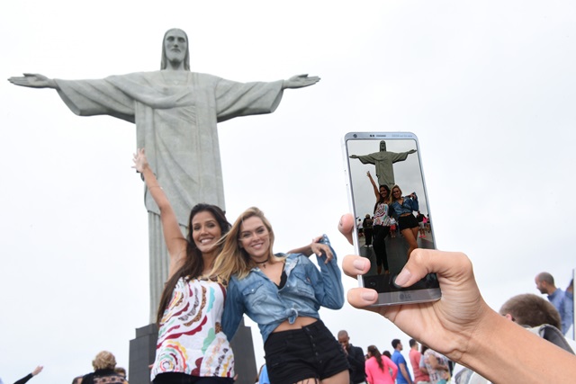 LG전자는 11일 브라질 3대 이동통신사인 비보(Vivo), 팀(TIM), 클라로(Claro)를 비롯한 31개 이동통신사를 통해 중남미 지역 주요 국가에 LG G6를 본격 출시한다. LG G6 고객이 브라질 리우데자이네루 예수상 앞에서 LG G6로 촬영을 하고 있다.