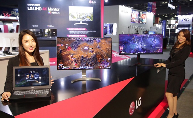 LG전자가 25일부터 나흘간 일산 킨텍스에서 열리는 게임 전시회 '플레이엑스포'에 참가해 21:9 화면비 게이밍 모니터(우측부터), 4K HDR 모니터, 게이밍 노트북 등 IT기기 신제품을 공개했다. 
