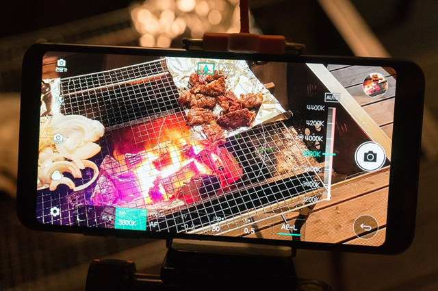 LG G6의 음식 모드를 이용해 바베큐를 찍는 모습