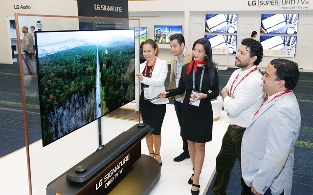 LG전자가 현지시간 21일 도미니카공화국에서 개최한 'LG 이노페스트'에서 중남미 거래선 관계자들이 혁신적인 월페이퍼 디자인의 'LG 시그니처 올레드 TV W'를 둘러보고 있다.