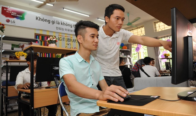 LG전자가 하이퐁 지역에 있는 직업학교들을 지원하며 우수인재 육성을 직접 챙긴다. LG IT도서관에서 학생들이 PC를 활용해 학습하고 있다. 