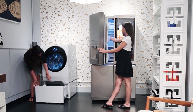 미국 뉴욕에 있는 모던 라이프 스타일 브랜드 '조나단 애들러'의 쇼룸에서 고객들이 'LG 시그니처' 제품을 체험하고 있다. 