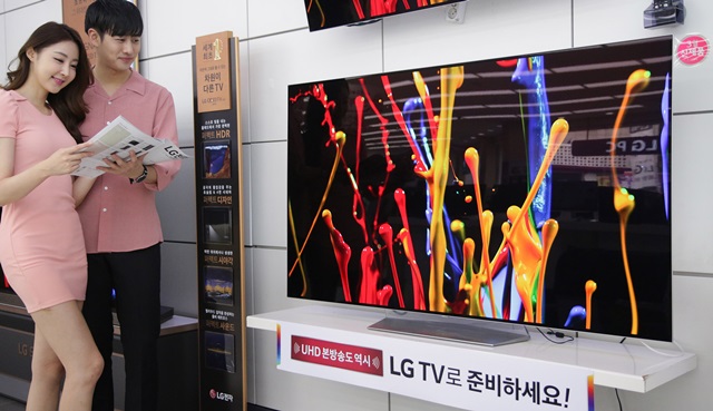 LG전자가 이달 말까지 전국 판매점에서 프리미엄 TV 인기 제품을 할인한다. LG전자는 55형 올레드 TV를 319만원부터, 65형 슈퍼 울트라HD TV(일명 나노셀 TV)를 320만원부터 판매한다. LG전자 모델들이 LG 베스트샵 매장에서 LG 올레드 TV를 살펴보고 있다.