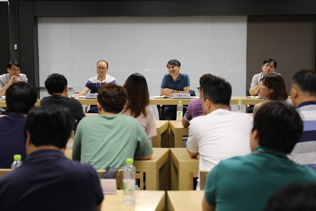 LG 모바일 간담회에 참석한 LG전자 임직원과 블로거들이 뜨거운 열기로 토론하는 모습.